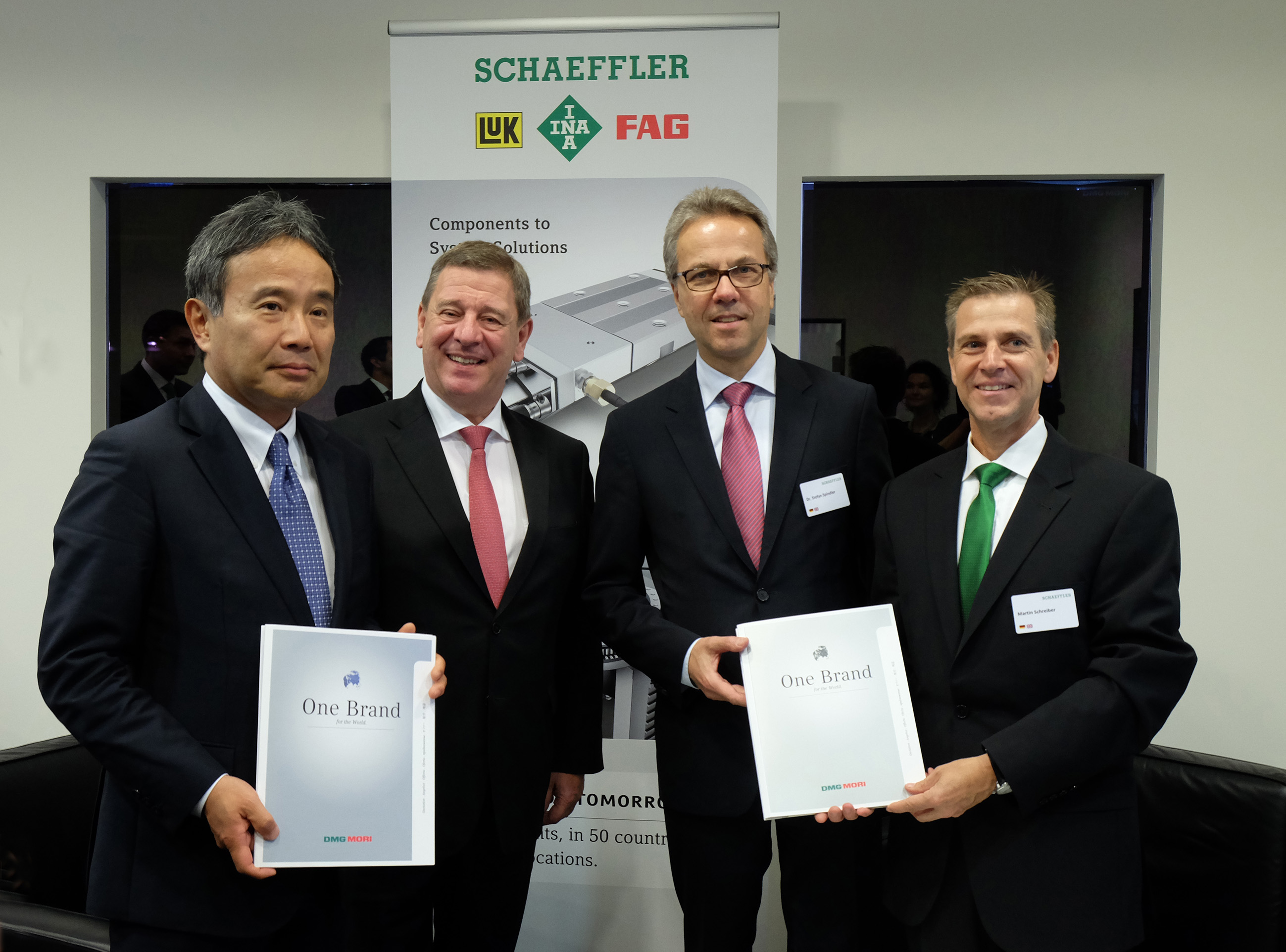 舍弗勒與德馬吉森精機(jī)簽署全球營銷協(xié)議。從左至右：德馬吉森精機(jī)有限公司首席執(zhí)行官森雅彥博士、德馬吉森精機(jī)股份有限公司首席執(zhí)行官呂迪格&middot;卡皮察博士、舍弗勒集團(tuán)工業(yè)事業(yè)部首席執(zhí)行官斯特凡&middot;施平德勒博士、舍弗勒集團(tuán)工業(yè)事業(yè)部制造機(jī)械事業(yè)部總裁馬丁&middot;施賴伯。