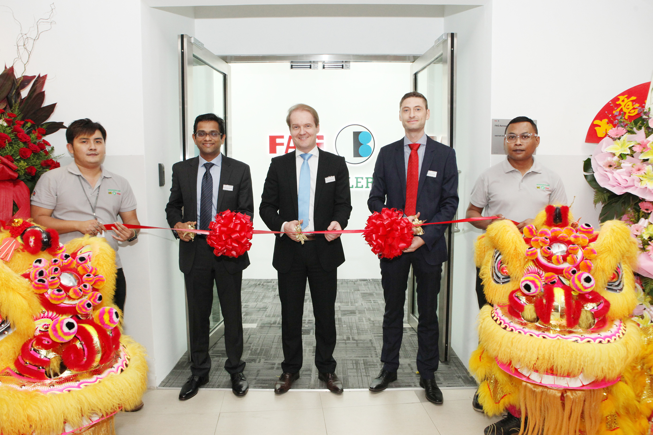 （從左至右）舍弗勒東南亞總裁拉瑪達(dá)斯&bull;切魯帕斯（Ramdas Cherupara），舍弗勒亞太區(qū)首席執(zhí)行官安德烈亞斯&bull;?？耍ˋndreas Schick）以及FAG航空航天新加坡公司總經(jīng)理馬蒂亞斯&bull;比格納（Matthias Biegner）在FAG航空航天（新加坡）有限公司的開業(yè)儀式上正準(zhǔn)備剪彩。